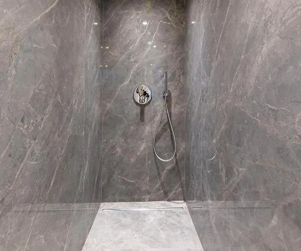 Luxury 3 Bedrooms Townhouse In Perfect Location דירה בריסל