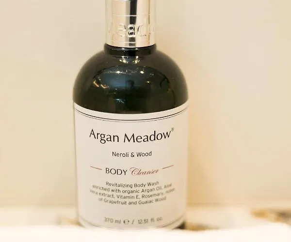 Luxury 3 Bedrooms Townhouse In Perfect Location *