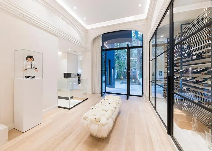 Luxury 3 Bedrooms Townhouse In Perfect Location *