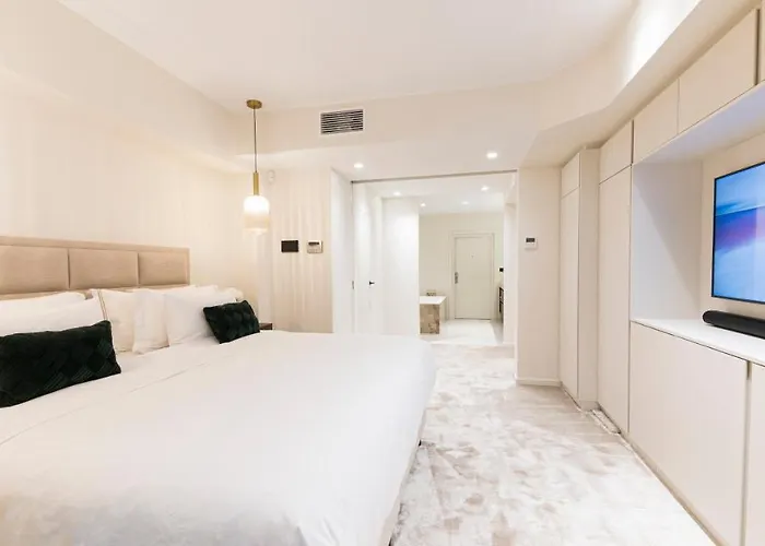 Luxury 3 Bedrooms Townhouse In Perfect Location בריסל