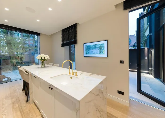 Luxury 3 Bedrooms Townhouse In Perfect Location * בריסל