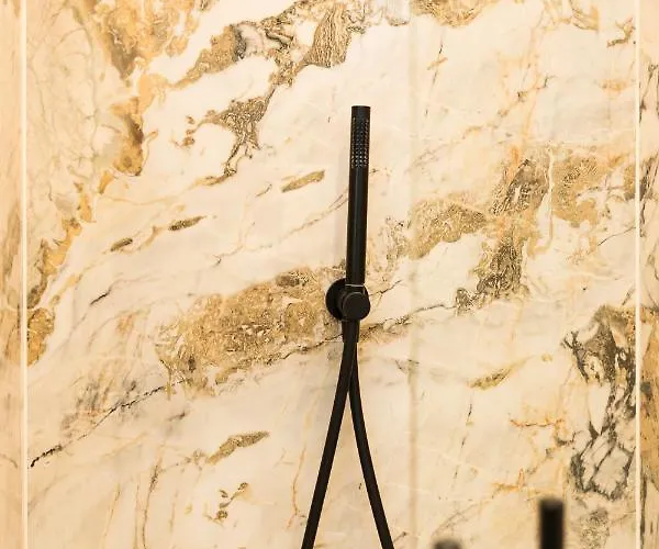 Luxury 3 Bedrooms Townhouse In Perfect Location Apartment