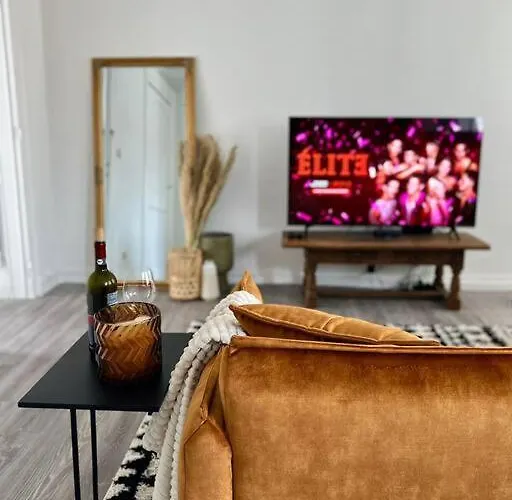 Lovely 2-bedroom Duplex W/ Balcony In Apartment Brüssel