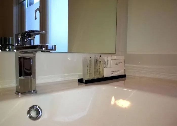 Almost White, Near Train, Metro N7688 * Bruxelas