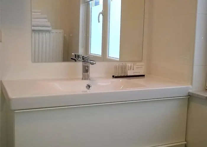 Almost White, Near Train, Metro N7688