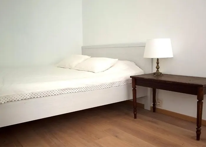 Almost White, Near Train, Metro N7688 Apartamento