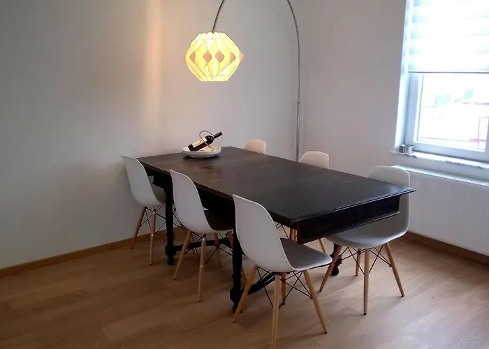 Almost White, Near Train, Metro N7688 Apartamento