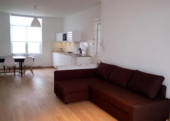 Apartment Almost White, Near Train, Metro N7688 Brüssel