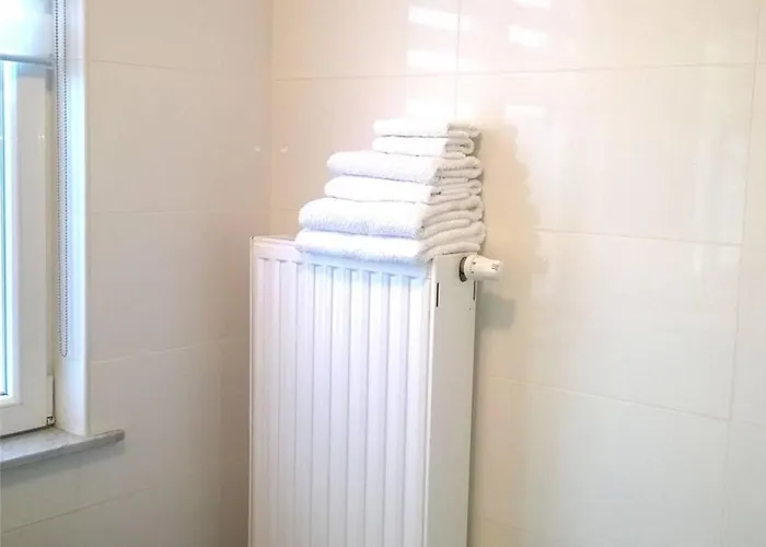 Almost White, Near Train, Metro N7688 * Bruxelas