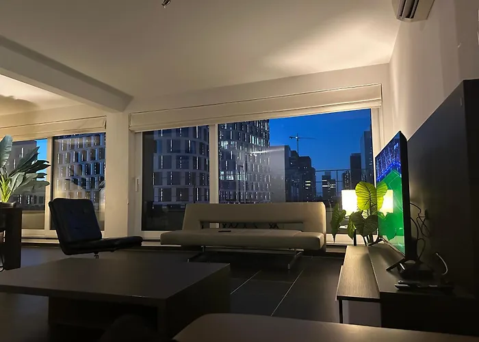 Apartment In Heart Of With Balcony View *