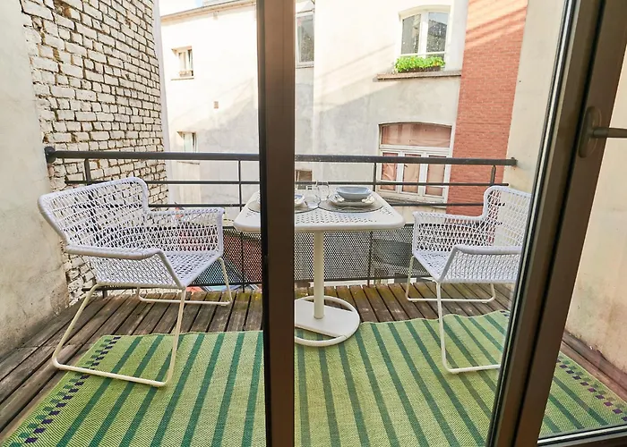 Au Plein Centre De La *