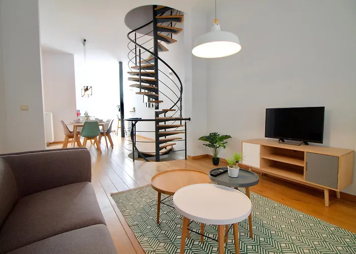 Heart Of Grand Place - Stunning 3br Triplex Daire