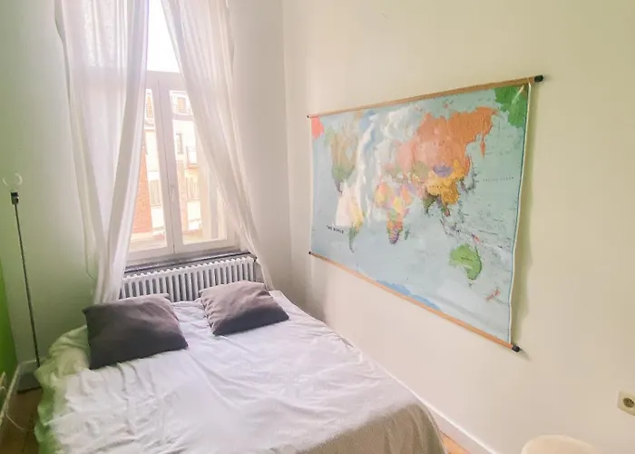 Grand D'artiste Cosy Et Proche De בריסל