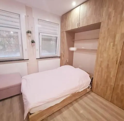 Magnolia Pink New And Fully Equipped Brüksel