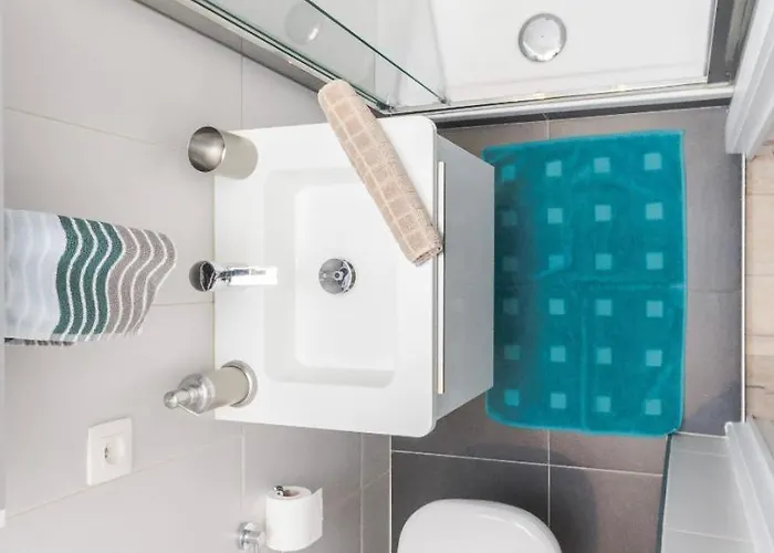 Apartment - Steps Grand Place - Local Vibrant Neighbourhood