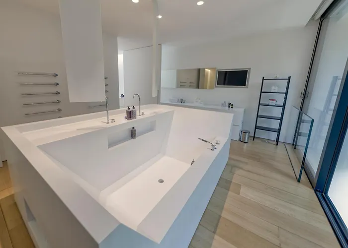 Luxurious 1000m2 With Garden And Pool וילה