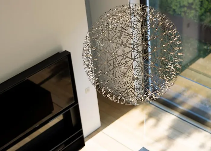 Luxurious 1000m2 With Garden And Pool