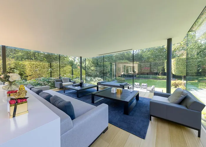 Luxurious 1000m2 With Garden And Pool בריסל