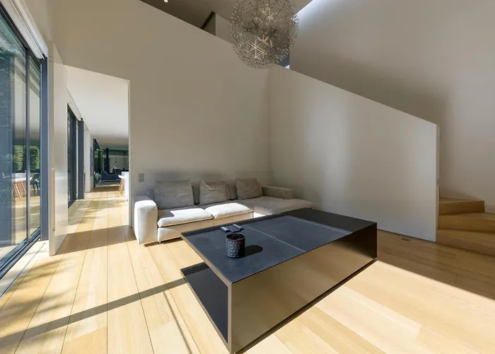 Luxurious 1000m2 With Garden And Pool וילה בריסל