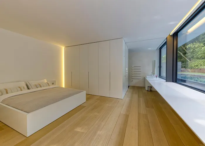 Luxurious 1000m2 With Garden And Pool וילה *