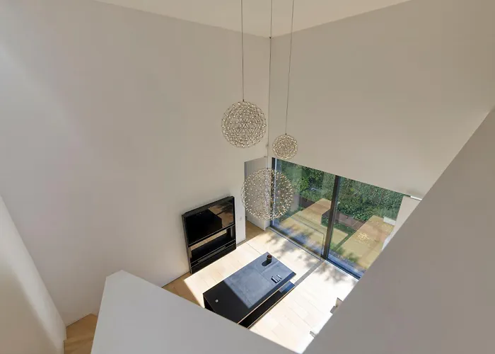 Luxurious 1000m2 With Garden And Pool בריסל