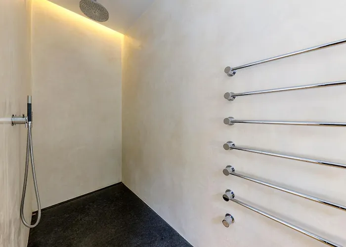 Luxurious 1000m2 With Garden And Pool *