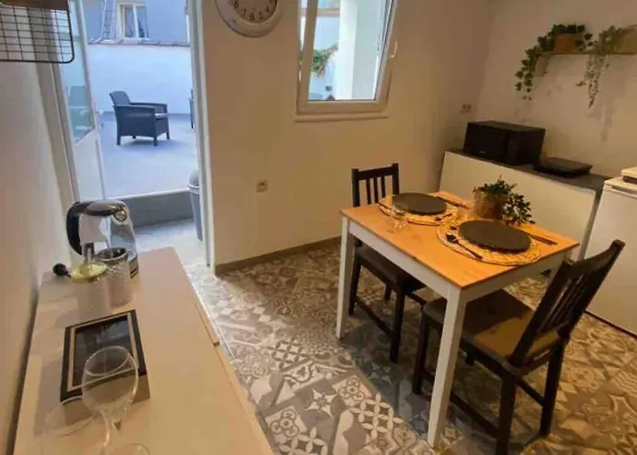 Superbe Full Equipe Avec Cour Exterieur *