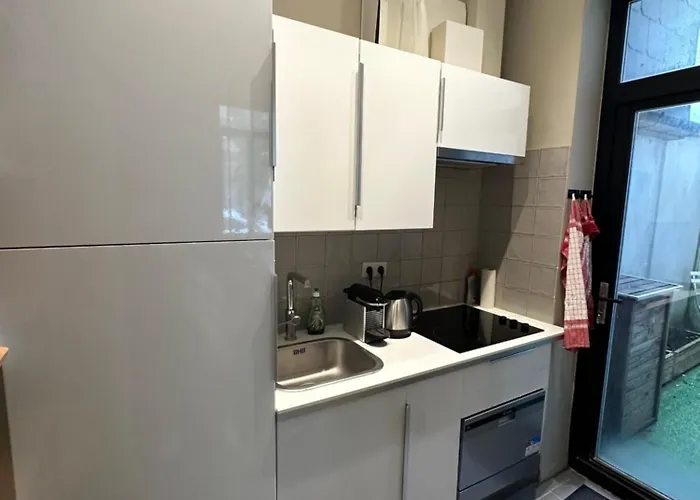 Beautiful Luxurious 1 Bedroom In The Heart Of The European Quarter *