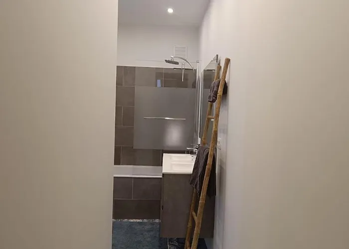 Modern Triplex 140m2 - 4 Bedrooms, 1 Living & 2 Bathrooms - 8 People In *