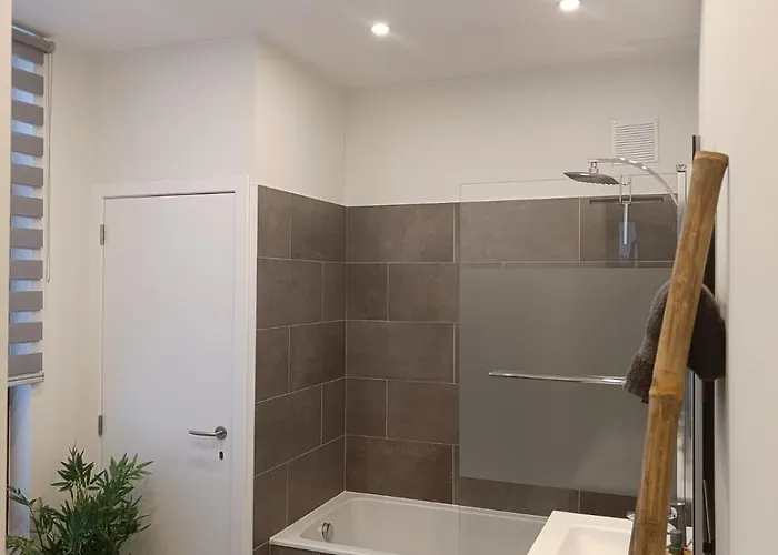 Modern Triplex 140m2 - 4 Bedrooms, 1 Living & 2 Bathrooms - 8 People In *