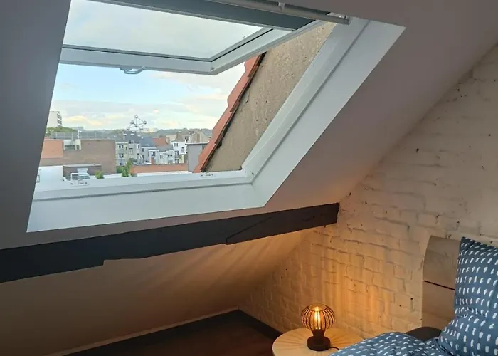 Modern Triplex 140m2 - 4 Bedrooms, 1 Living & 2 Bathrooms - 8 People In Brüssel