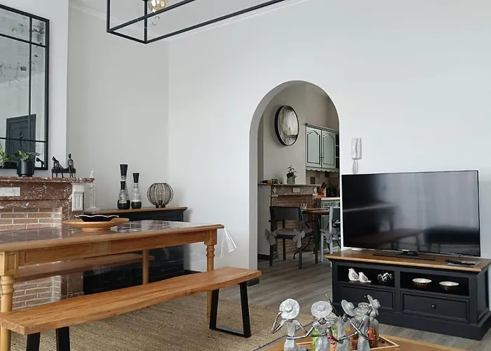 Modern Triplex 140m2 - 4 Bedrooms, 1 Living & 2 Bathrooms - 8 People In Apartment Brüssel