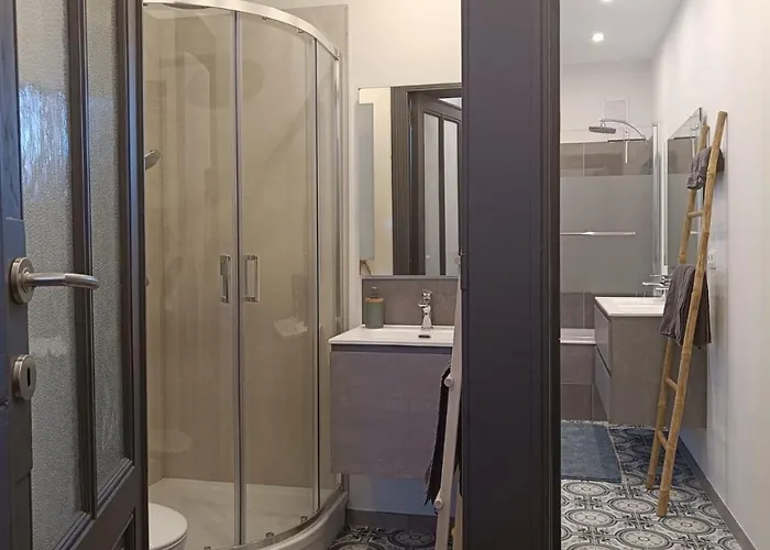 Lejlighed Modern Triplex 140m2 - 4 Bedrooms, 1 Living & 2 Bathrooms - 8 People In Bruxelles