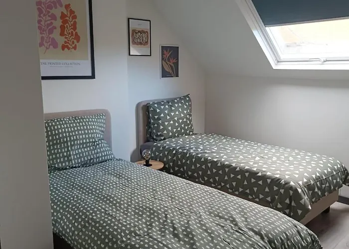 Modern Triplex 140m2 - 4 Bedrooms, 1 Living & 2 Bathrooms - 8 People In Bruxelles