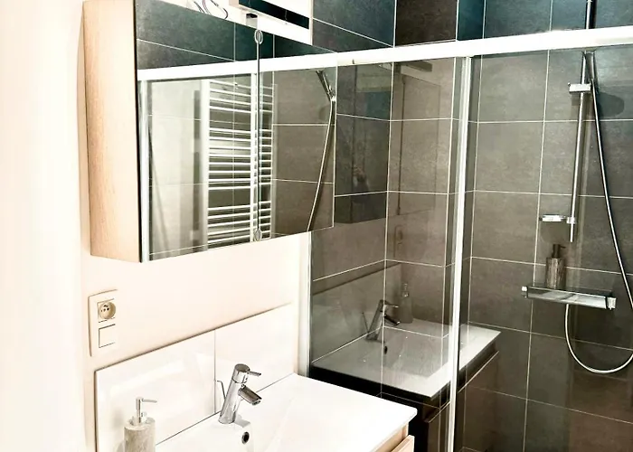 Beautiful 2 Bedroom Familiar Luxury Apartment *