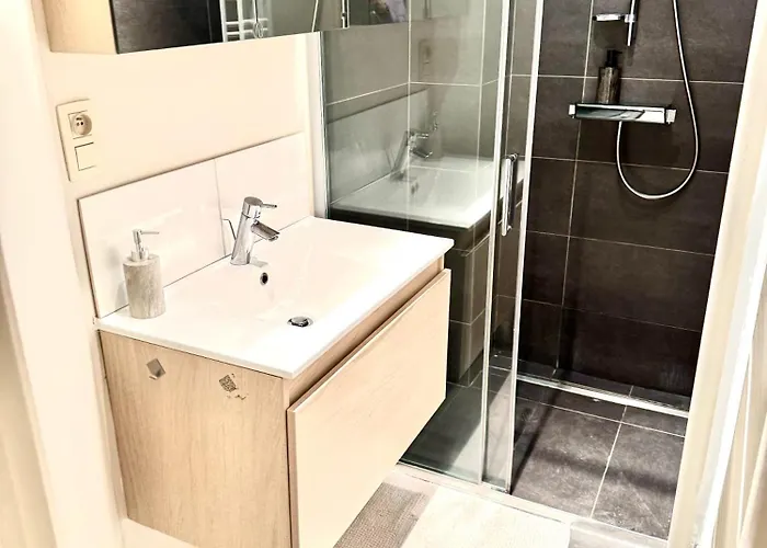 Beautiful 2 Bedroom Familiar Luxury Apartment *