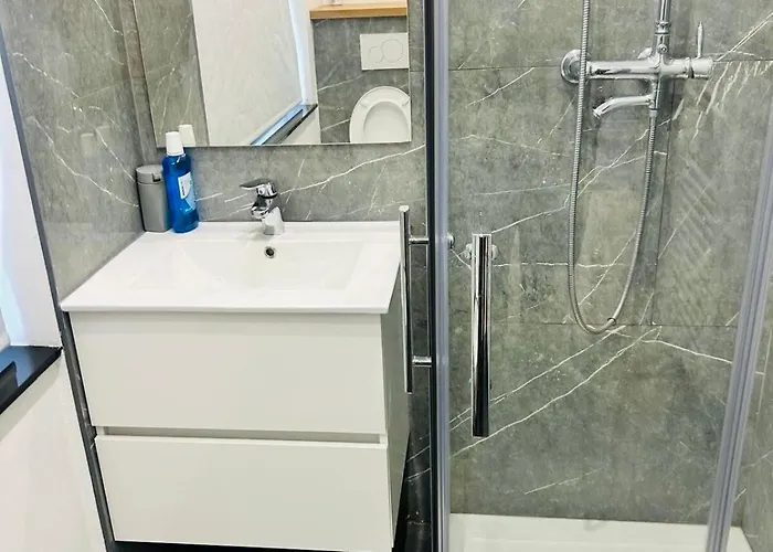 De Standing Brady Muandaz بروكسل