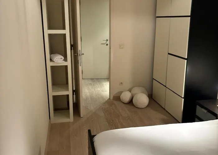 Comfortable Two Bedroom In Center *