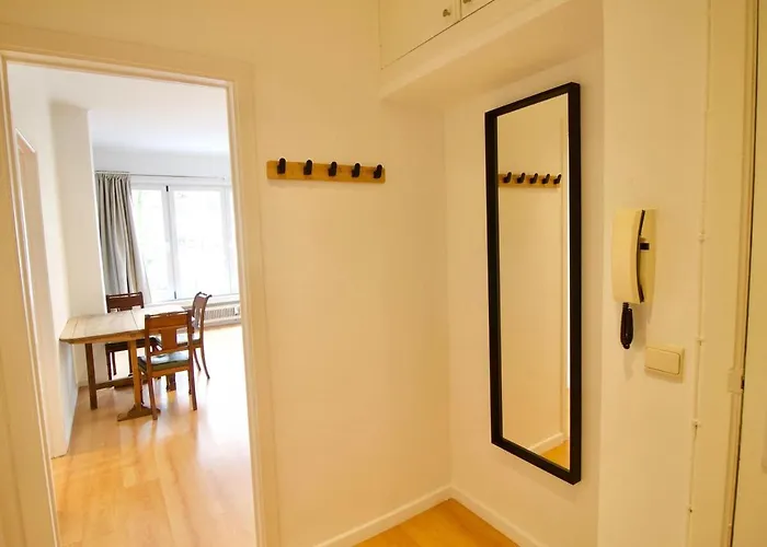 Very & Large Studio-plasky