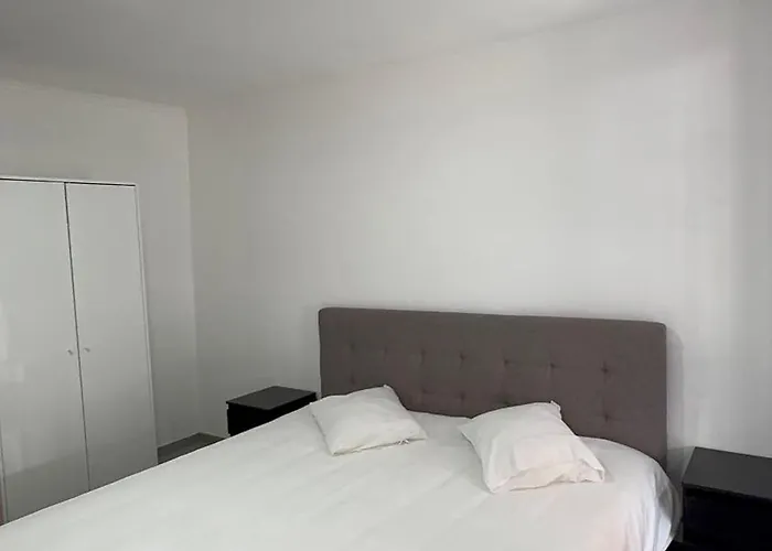 Luxury 2br & Jacuzzi Near Expo 12 & Ing Arena Apartmán