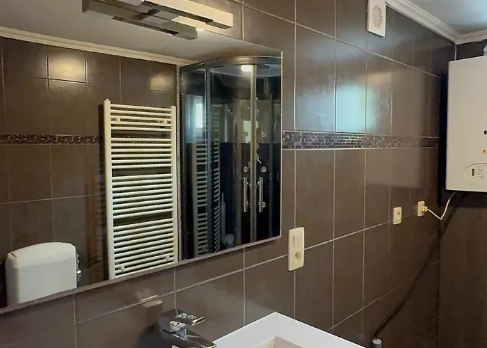 Luxury 2br & Jacuzzi Near Expo 12 & Ing Arena Apartmán