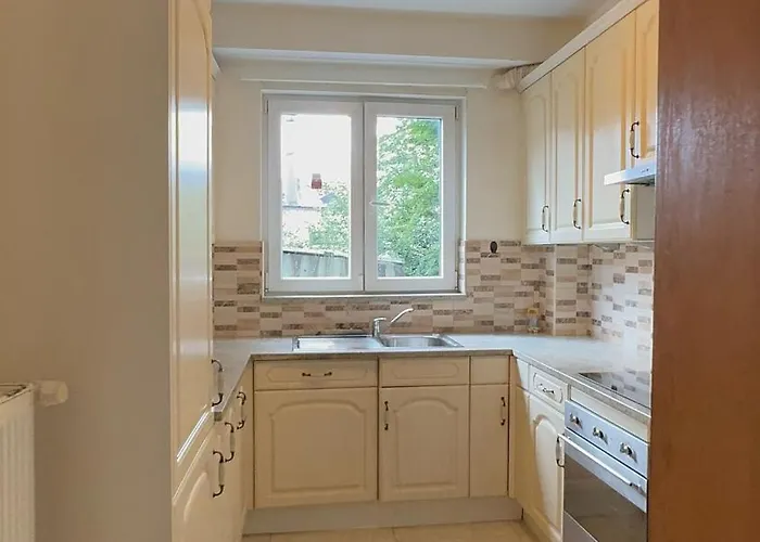 Luxury 2br & Jacuzzi Near Expo 12 & Ing Arena Apartmán