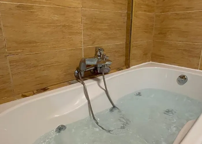 Lägenhet Luxury 2br & Jacuzzi Near Expo 12 & Ing Arena *