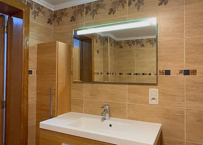 Luxury 2br & Jacuzzi Near Expo 12 & Ing Arena