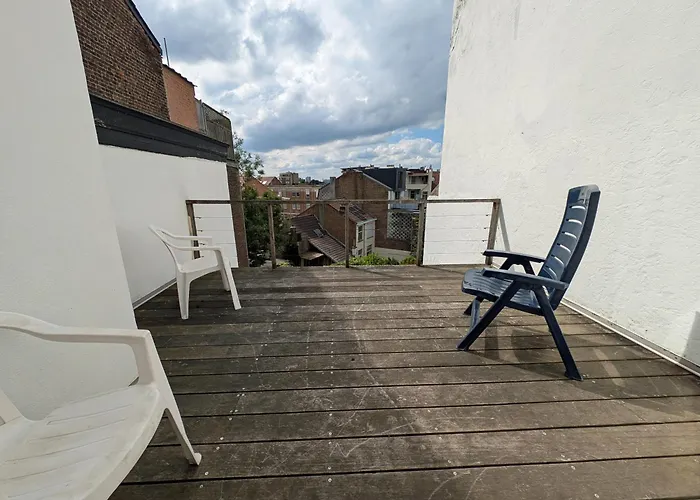 Charming With Terrace Near Merode דירה *