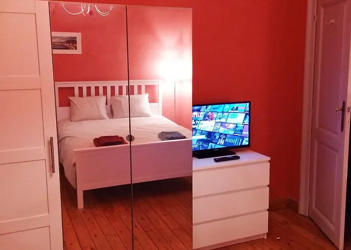 Charming With Terrace Near Merode