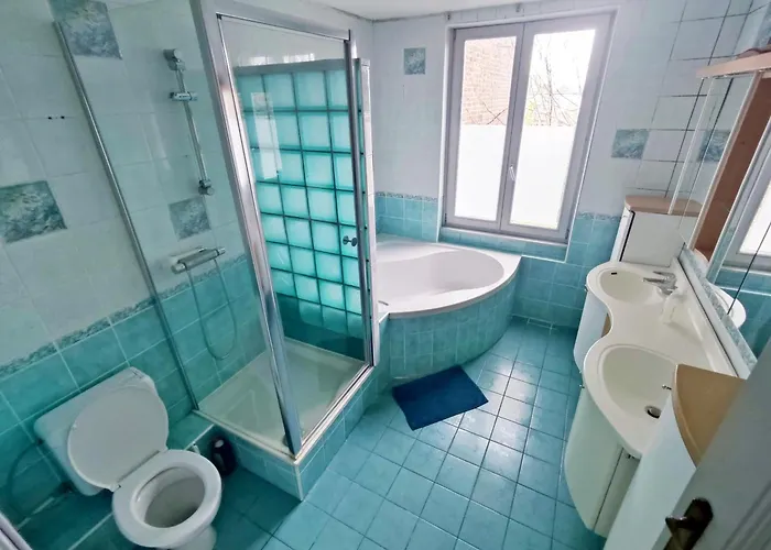 Charming With Terrace Near Merode דירה בריסל