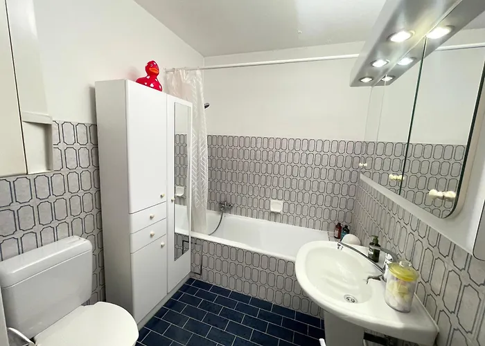 - - - - - Au Sixieme Ciel - - - - - *