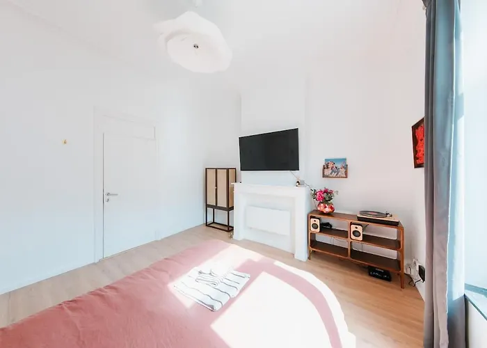 Slow Moments In Apartman *