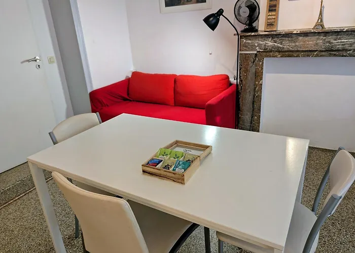 And Convenient Near Supermarkets And Public Transports Brüssel